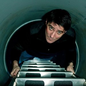 Goran Visnjic in una scena della miniserie The Deep