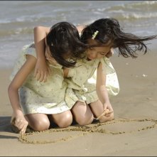 Le due protagoniste dell'horror Alone in spiaggia