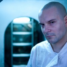 Nick Nevern è Stas in una foto promozionale di The Deep
