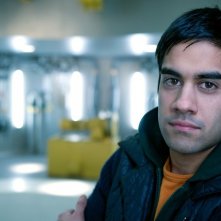 Sacha Dhawan è Vincent in una foto promozionale di The Deep