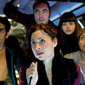 Sacha Dhawan, Minnie Driver, James Nesbitt, Vera Filatova e Antonia Thomas nella miniserie The Deep