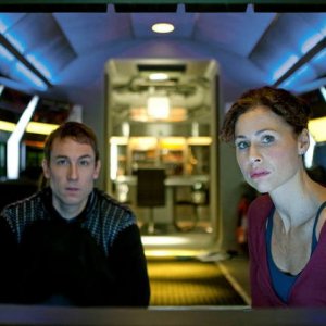 Tobias Menzies e Minnie Driver nella miniserie The Deep