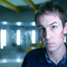 Tobias Menzies è Raymond Hopkins in una foto promozionale di The Deep