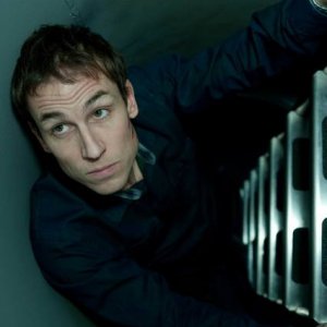 Tobias Menzies nella miniserie The Deep