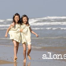 Wallpaper del film thailandese Alone con le due gemelle siamesi protagoniste