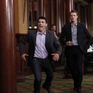 Frank Grillo e Luke Mably nell'episodio Dog Eat Dog di The Gates