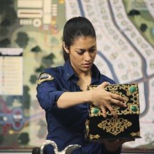 Janina Gavankar nell'episodio Breach di The Gates