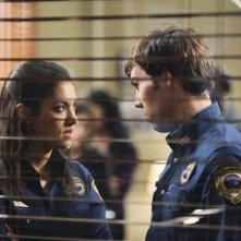 Justin Miles e Janina Gavankar nell'episodio Breach di The Gates