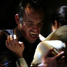 Paul Blackthorne e Rhona Mitra in una scena dell'episodio Dog Eat Dog di The Gates