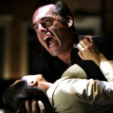 Paul Blackthorne e Rhona Mitra nell'episodio Dog Eat Dog di The Gates