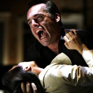 Paul Blackthorne e Rhona Mitra nell'episodio Dog Eat Dog di The Gates