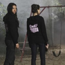 Shay Mitchell e Troian Bellisario in un momento dell'episodio Keep Your Friends Close di Pretty Little Liars