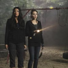 Shay Mitchell e Troian Bellisario in una scena dell'episodio Keep Your Friends Close di Pretty Little Liars