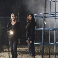 Shay Mitchell e Troian Bellisario nell'episodio Keep Your Friends Close di Pretty Little Liars