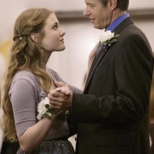 Skyler Samuels e Kyle Secor in una scena dell'episodio The Monster Within di The Gates