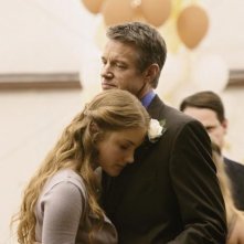 Skyler Samuels e Kyle Secor nell'episodio The Monster Within di The Gates