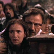 Juliette Lewis e (dietro la Lewis) Harvey Keitel in una scena del film Dal tramonto all'alba