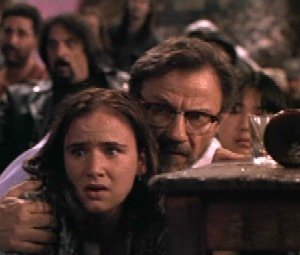 Juliette Lewis e (dietro la Lewis) Harvey Keitel in una scena del film Dal tramonto all'alba