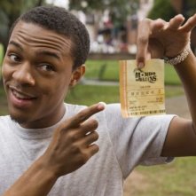 Bow Wow con un biglietto della lotteria in Lottery Ticket (2010)