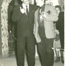 Nello Appodia e Fred Buscaglione sul set del film 'Noi duri' (1960) durante una pausa.