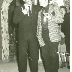 Nello Appodia e Fred Buscaglione sul set del film 'Noi duri' (1960) durante una pausa.