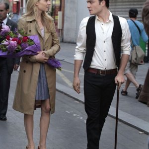 Chuck (Ed Westwick) e una donna a passeggio nell'episodio Double Identity di Gossip Girl
