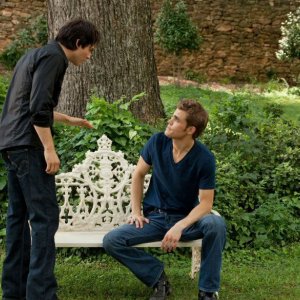 Damon (Ian Somerhalder) discute con Stefan (Paul Wesley) nell'episodio The Return di Vampire Diaries