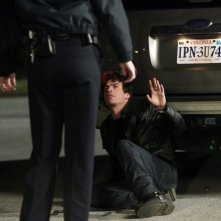 Damon (Ian Somerhalder) e lo Sceriffo Forbes (Marguerite MacIntyre) in: Punto di svolta di Vampire Diaries