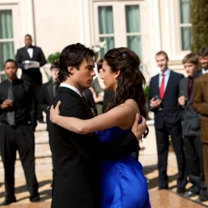 Ian Somerhalder e Nina Dobrev danzano in una scena dell'episodio Miss Mystic Falls di Vampire Diaries