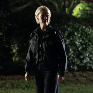 Lo Sceriffo Forbes (Marguerite MacIntyre) in una scena dell'episodio Punto di svolta di Vampire Diaries