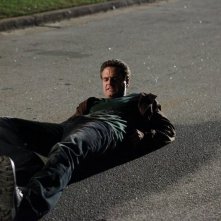 Logan Fell (Chris J. Johnson) sdraiato a terra nell'episodio Punto di svolta di The Vampire Diaries