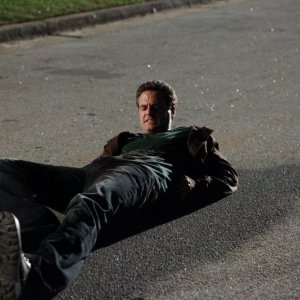 Logan Fell (Chris J. Johnson) sdraiato a terra nell'episodio Punto di svolta di The Vampire Diaries