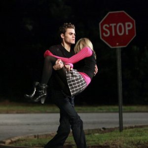 Stefan (Paul Wesley) sorregge Candice (Caroline) nell'episodio Punto di svolta di The Vampire Diaries