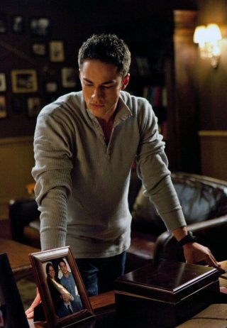 Un pensieroso Tyler (Michael Trevino) nell'episodio The Return di Vampire Diaries