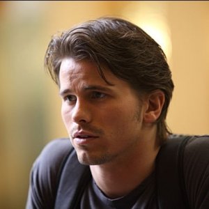 Jason Ritter in una scena del pilot di The Event