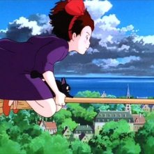 La piccola Kiki a cavallo di una scopa in una scena del film d'animazione Kiki consegne a domicilio