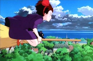 La piccola Kiki a cavallo di una scopa in una scena del film d\'animazione Kiki consegne a domicilio