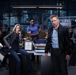 Una foto promozionale del cast di Shattered