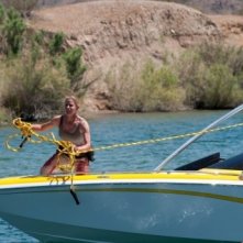 Adam Scott ed Elisabeth Shue nel film Piranha 3D di Alexandre Aja