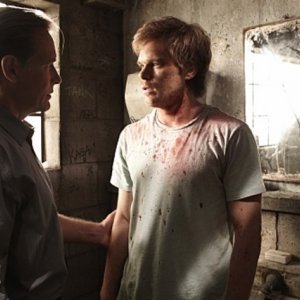 James Remar e Michael C. Hall in una scena della premiere della stagione 5 di Dexter