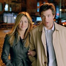 Jason Bateman e Jennifer Aniston in un'immagine della commedia Due cuori e una provetta