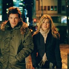 Jason Bateman e Jennifer Aniston, protagonisti della commedia Due cuori e una provetta