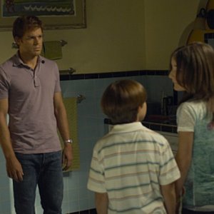 Michael C. Hall, Christina Robinson e Preston Bailey nella premiere della stagione 5 di Dexter