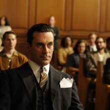 Jon Hamm in una scena del film Howl