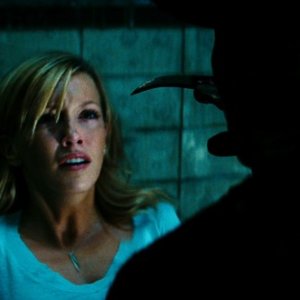 Katie Cassidy e Jackie Earle Haley in una scena del remake di Nightmare