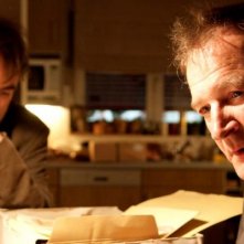 Sebastian Blomberg e Burghart Klaußner in una scena di Das letzte Schweigen