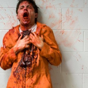 Thomas Dekker in una scena dell'horror Nightmare (2010)