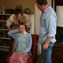 Ashley Bell e Patrick Fabian in una scena di The Last Exorcism