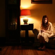 Ashley Bell in una scena dell'horror The Last Exorcism