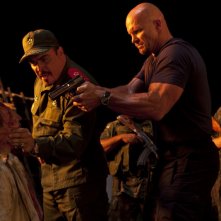 David Zayas e Steve Austin in una scena di The Expendables